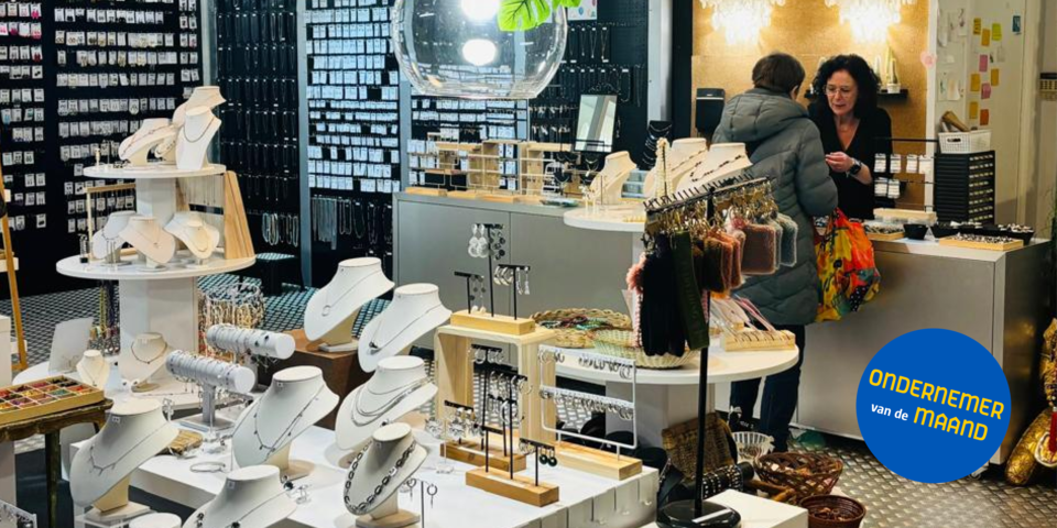 Het interieur van de Silver Moon Shop, waar ondernemer van de maand Saskia Cazier een klant helpt.